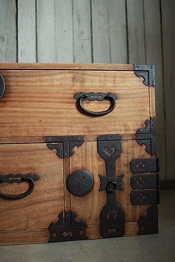 味のある丸金具時代箪笥　扉付き　刀箪笥　タンス　収納　古家具　古民家　時代家具