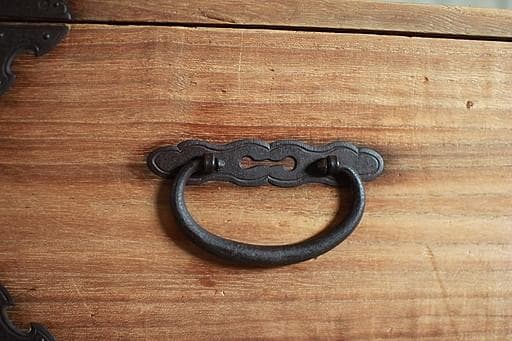 味のある丸金具時代箪笥　扉付き　刀箪笥　タンス　収納　古家具　古民家　時代家具