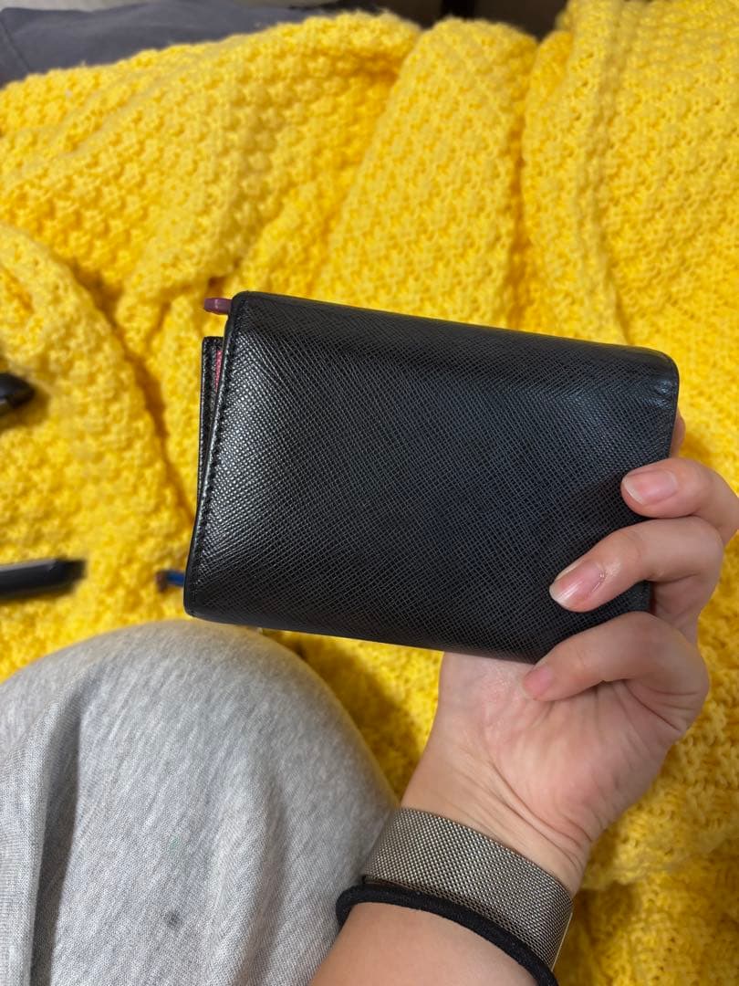 PRADA 財布 黒 レザー　中ピンク