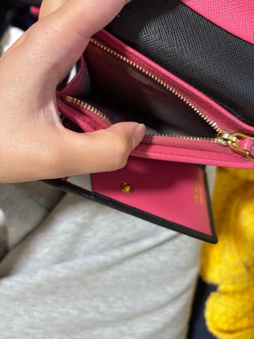 PRADA 財布 黒 レザー　中ピンク