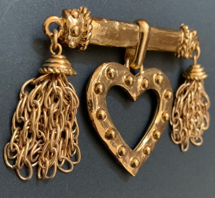 はちはち　モスキーノ　ブローチ