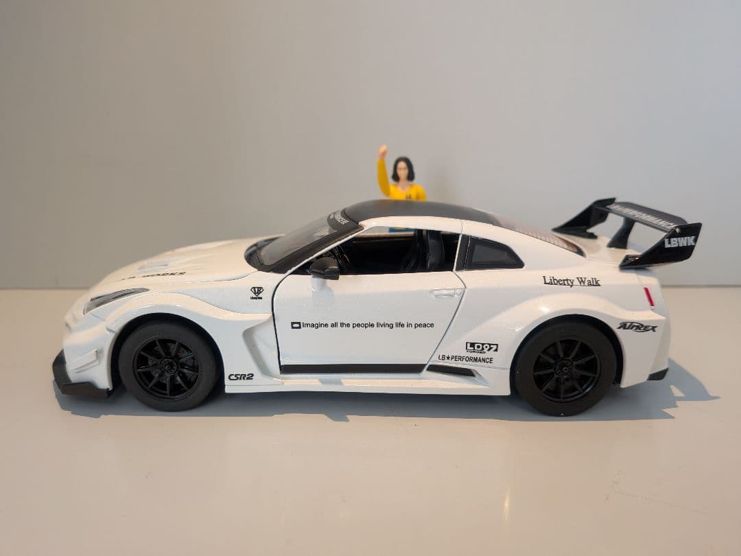 ​LBWK 1/24 R35 GT-R ミニカー フィギュア付 点灯 音 白