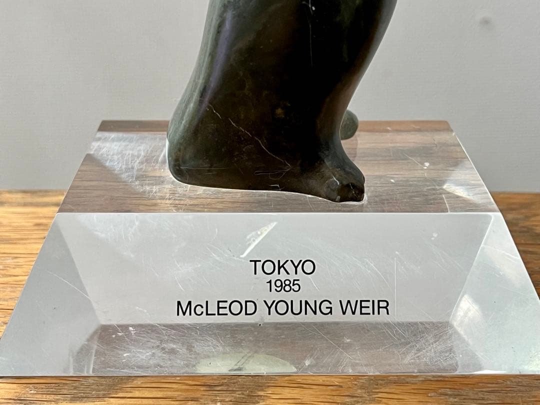 イヌイットアート石像　Mc LEOD YOUNG WEIR TOKYO 1985