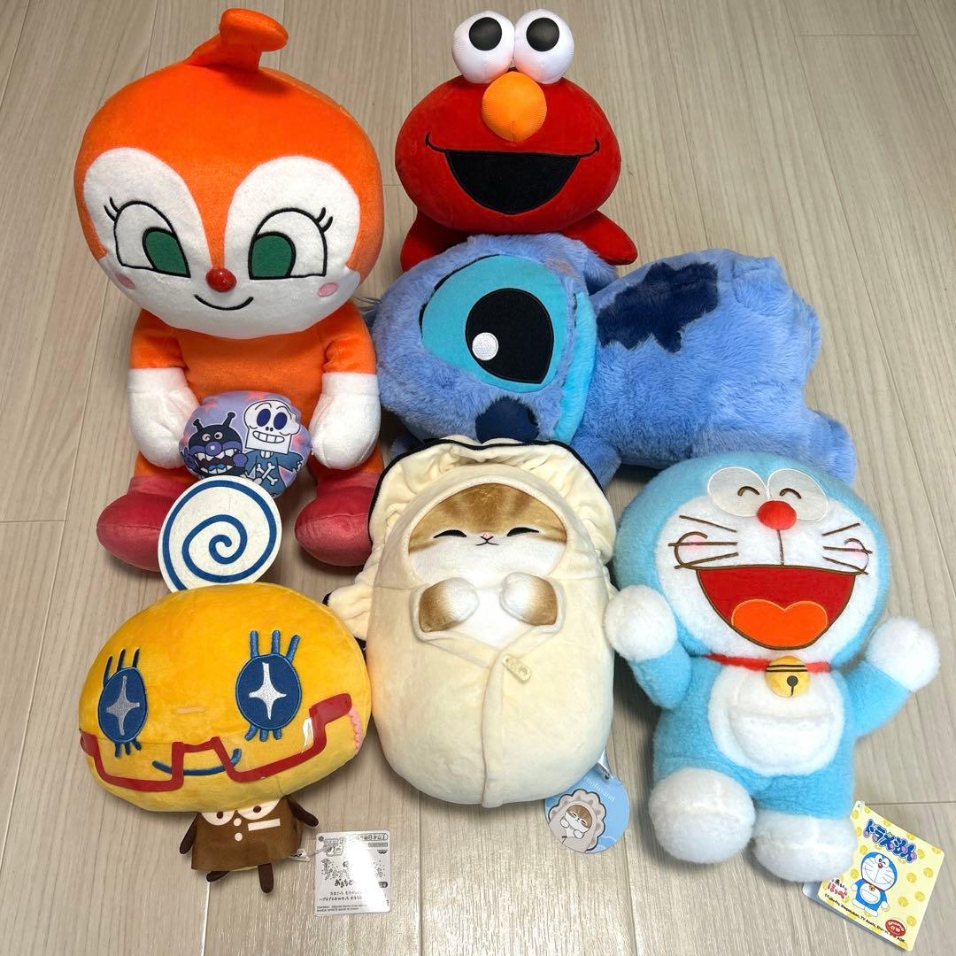 カキにゃん、たまごっち、スティッチ、ドキンちゃん、ドラえもん、エルモぬいぐるみ
