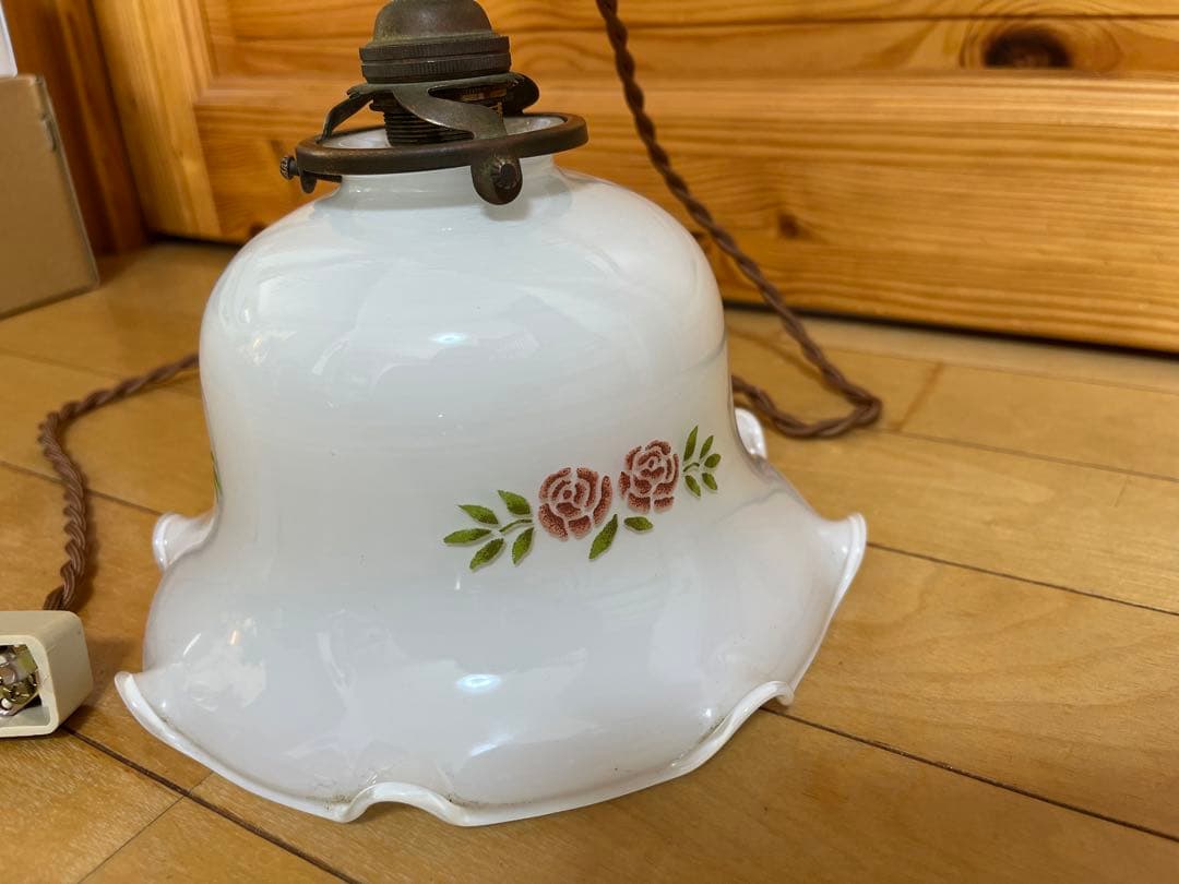 2つセットイマンマニーローズ　フリルミルクガラス　シェードランプ　Many 薔薇