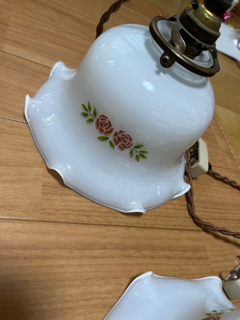 2つセットイマンマニーローズ　フリルミルクガラス　シェードランプ　Many 薔薇