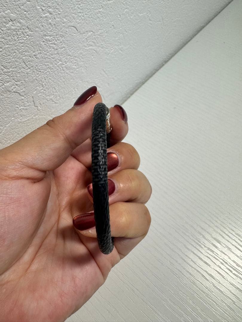 LOUIS VUITTON ブラックレザーブレスレット