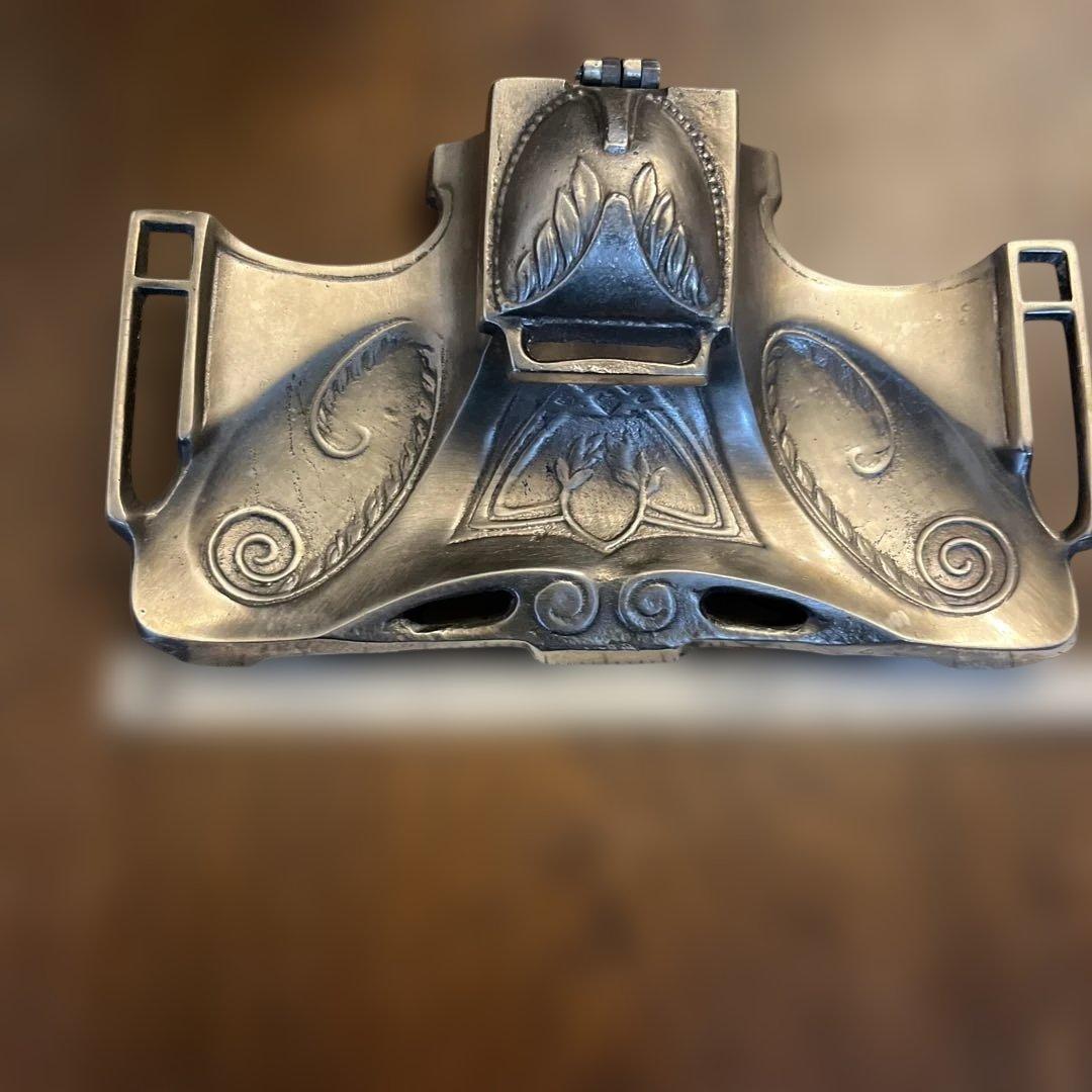 装飾的な金属製インクスタンド