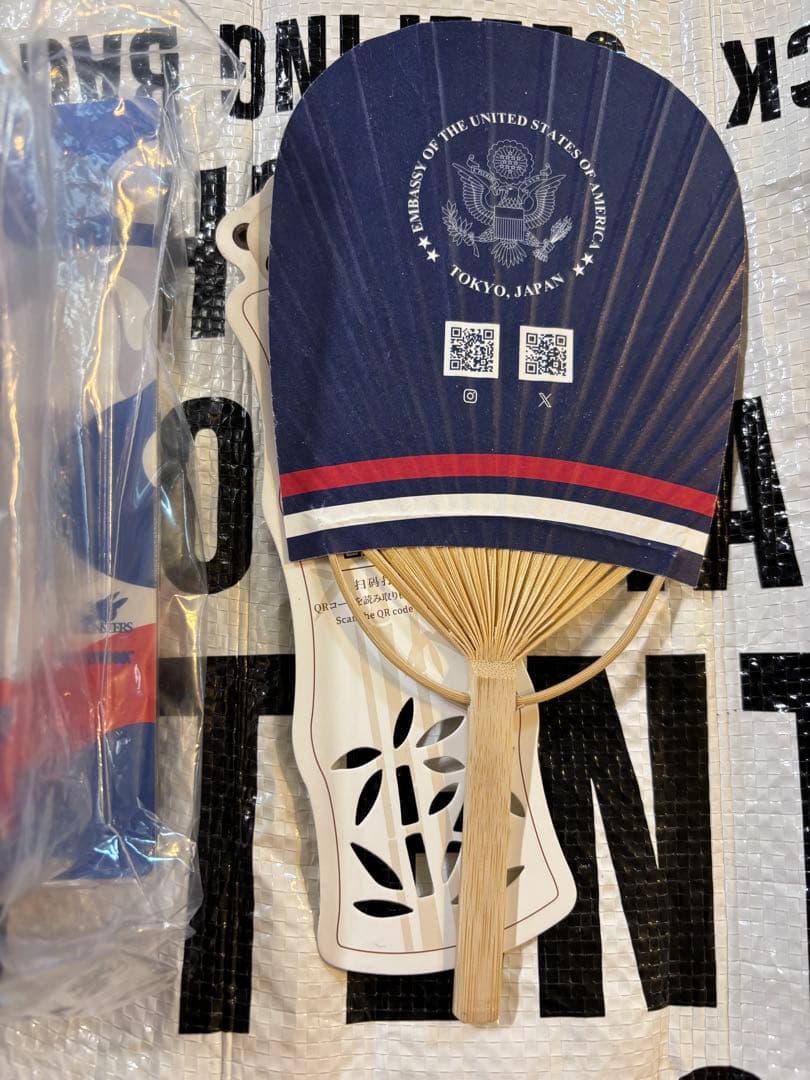 ミャクミャクラブブ　アメリカ非売品うちわ　アラブ首長国連邦ピンバッジ