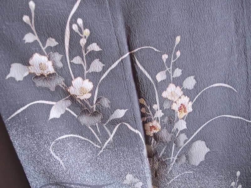 未使用　やまと謹製　付下げ（白花文）裄66,5　落款入　背紋なし　正絹美品