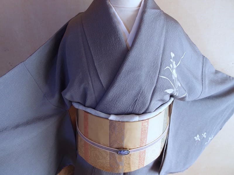 未使用　やまと謹製　付下げ（白花文）裄66,5　落款入　背紋なし　正絹美品