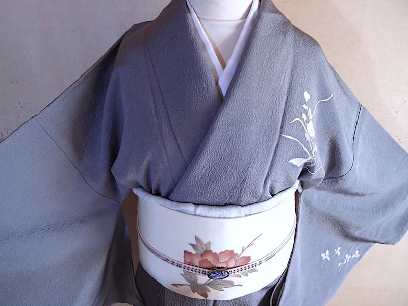 未使用　やまと謹製　付下げ（白花文）裄66,5　落款入　背紋なし　正絹美品