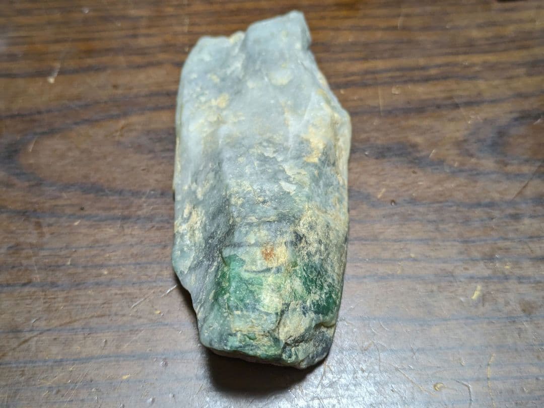 糸魚川翡翠　金山谷　三色