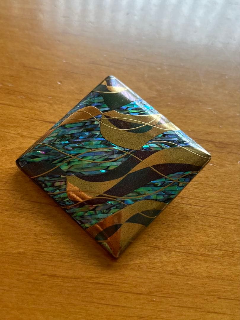 服部峻昇作　螺鈿ブローチ