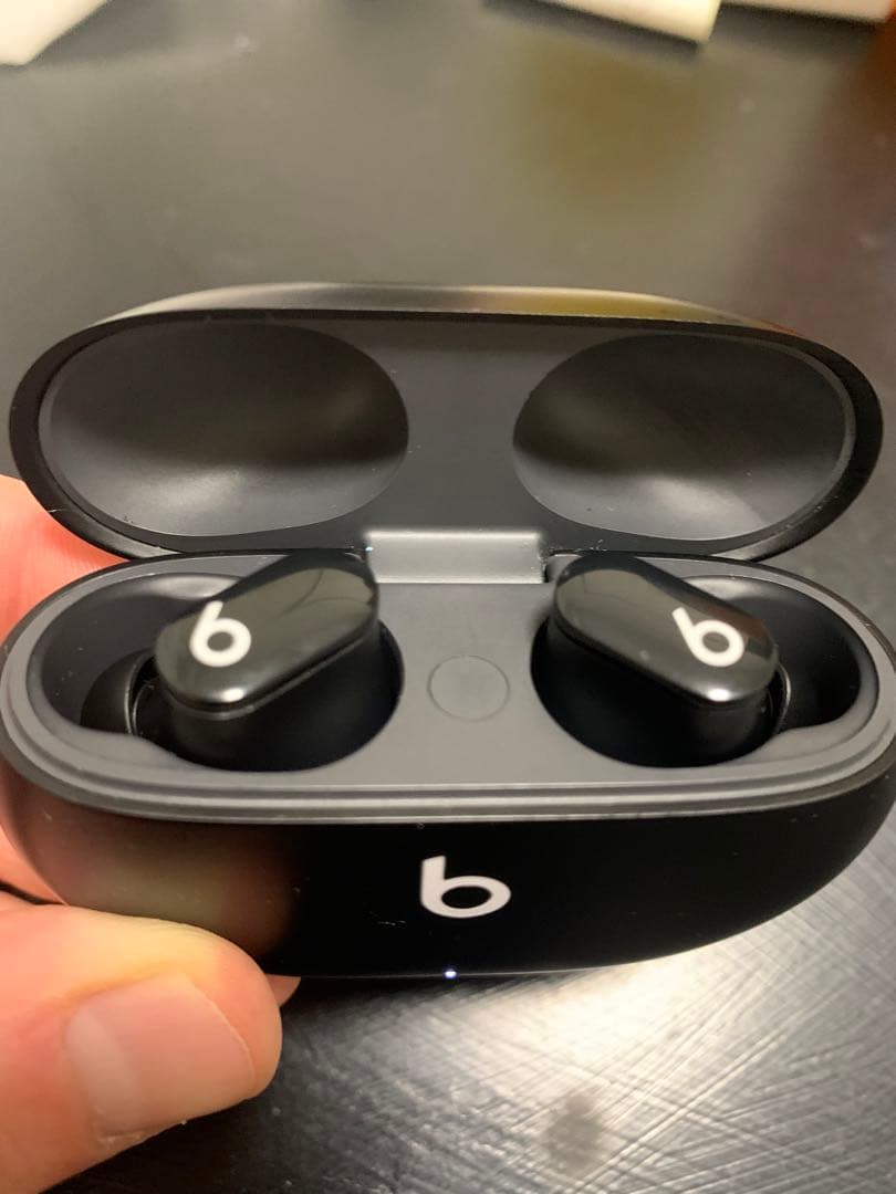 ヘッドホン Beats Studio Buds