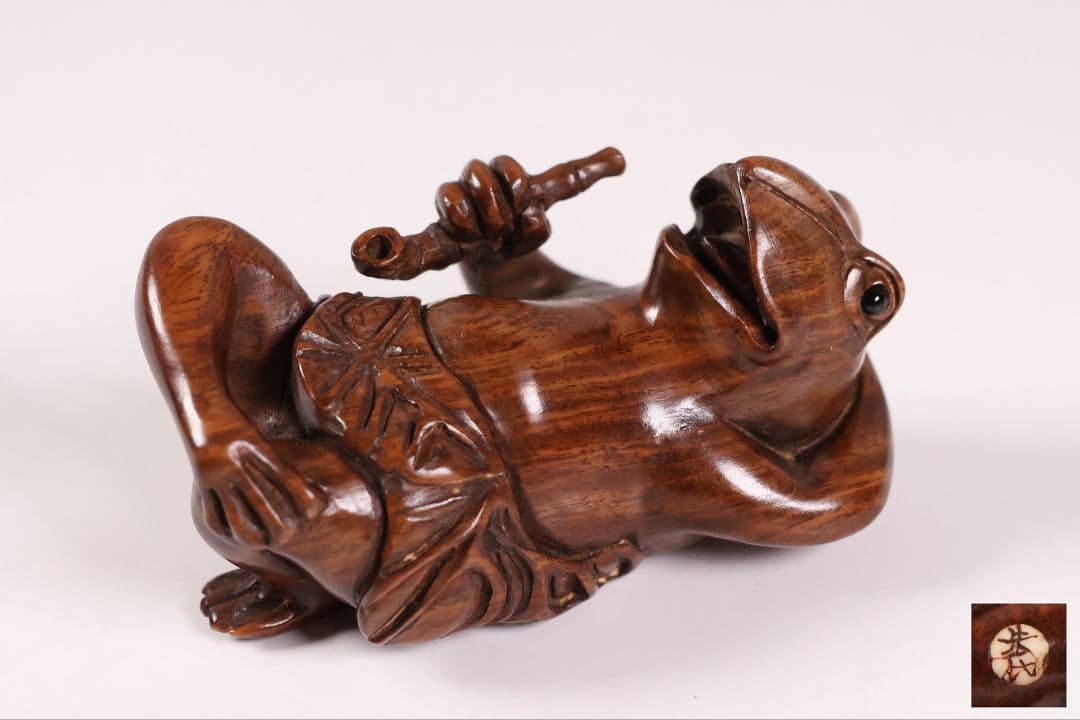 木製 提物 根付 朱氏銘 蛙 煙管 寝る 彫刻 木彫【MA891】
