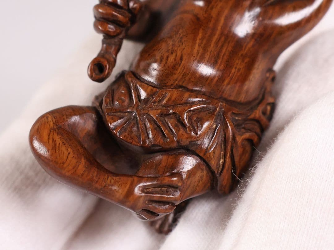 木製 提物 根付 朱氏銘 蛙 煙管 寝る 彫刻 木彫【MA891】