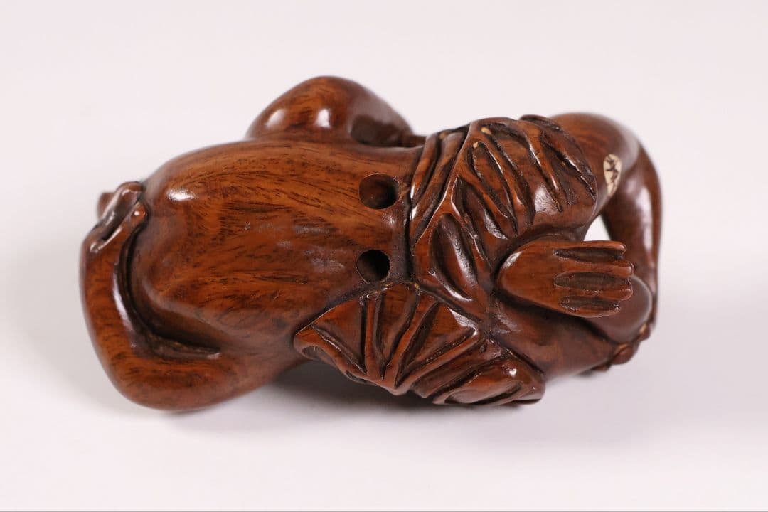木製 提物 根付 朱氏銘 蛙 煙管 寝る 彫刻 木彫【MA891】