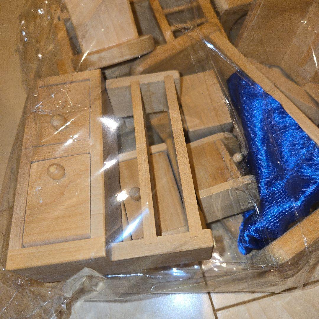 【廃盤】ボーネルンド　ドールハウス　人形　家具一式セット付き