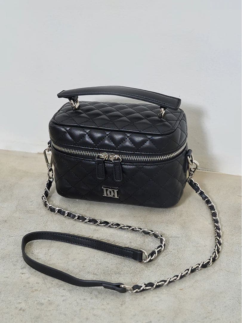 Darich ダーリッチ　キルティングショルダーミニバッグ ブラック　ロゴ