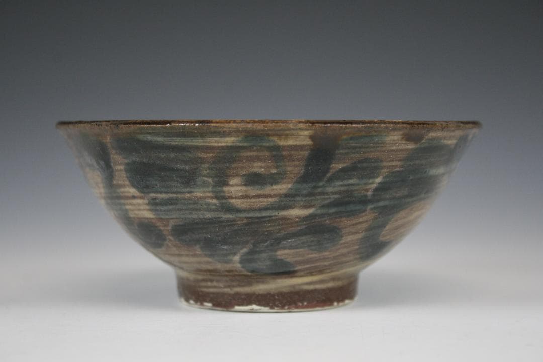 壺屋焼 人間国宝 金城次郎 作　呉須唐草四寸茶碗（重ね焼）