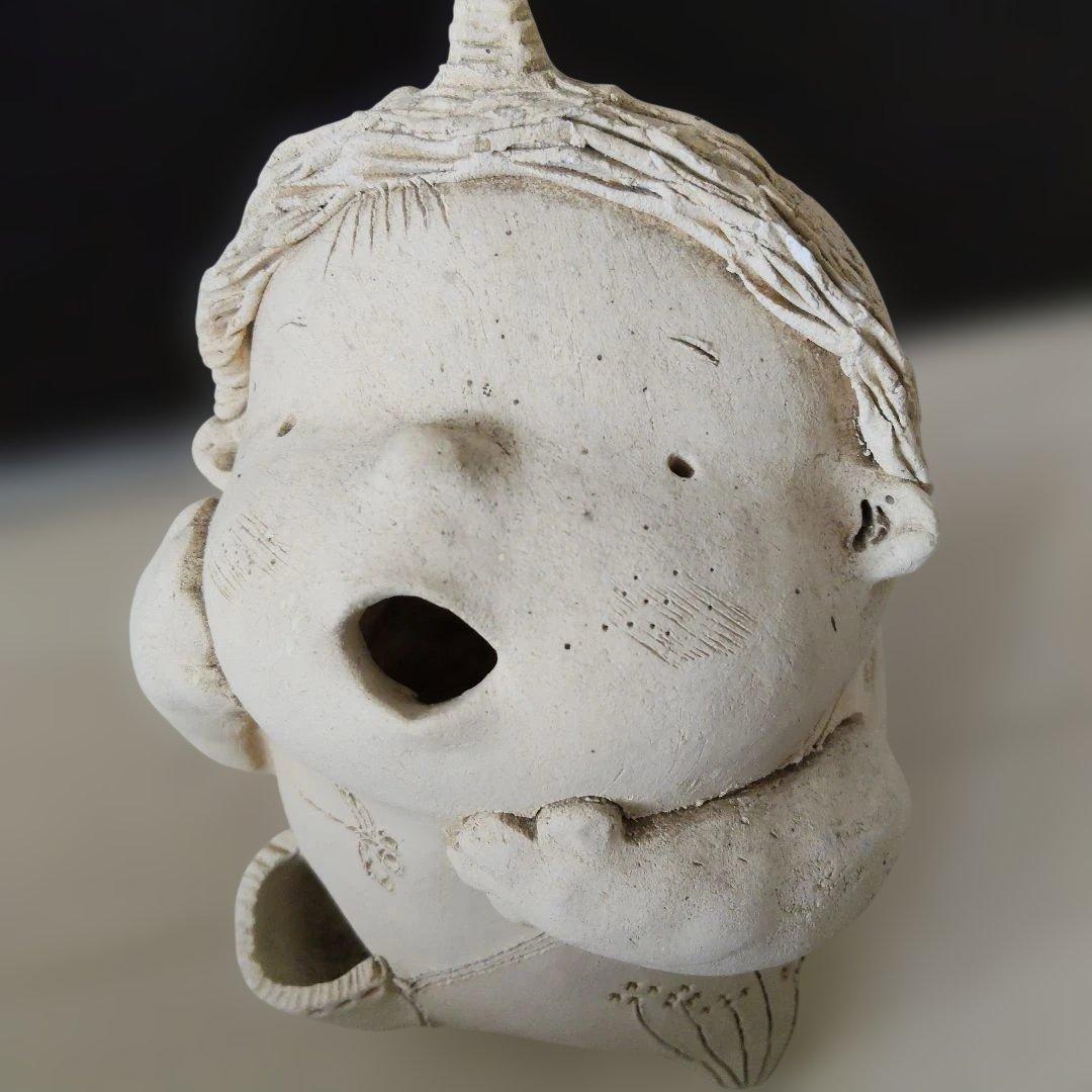 素焼き陶器·花かごを持った三つ編みの女の子と、ツノが愛らしい幼い鬼っ子