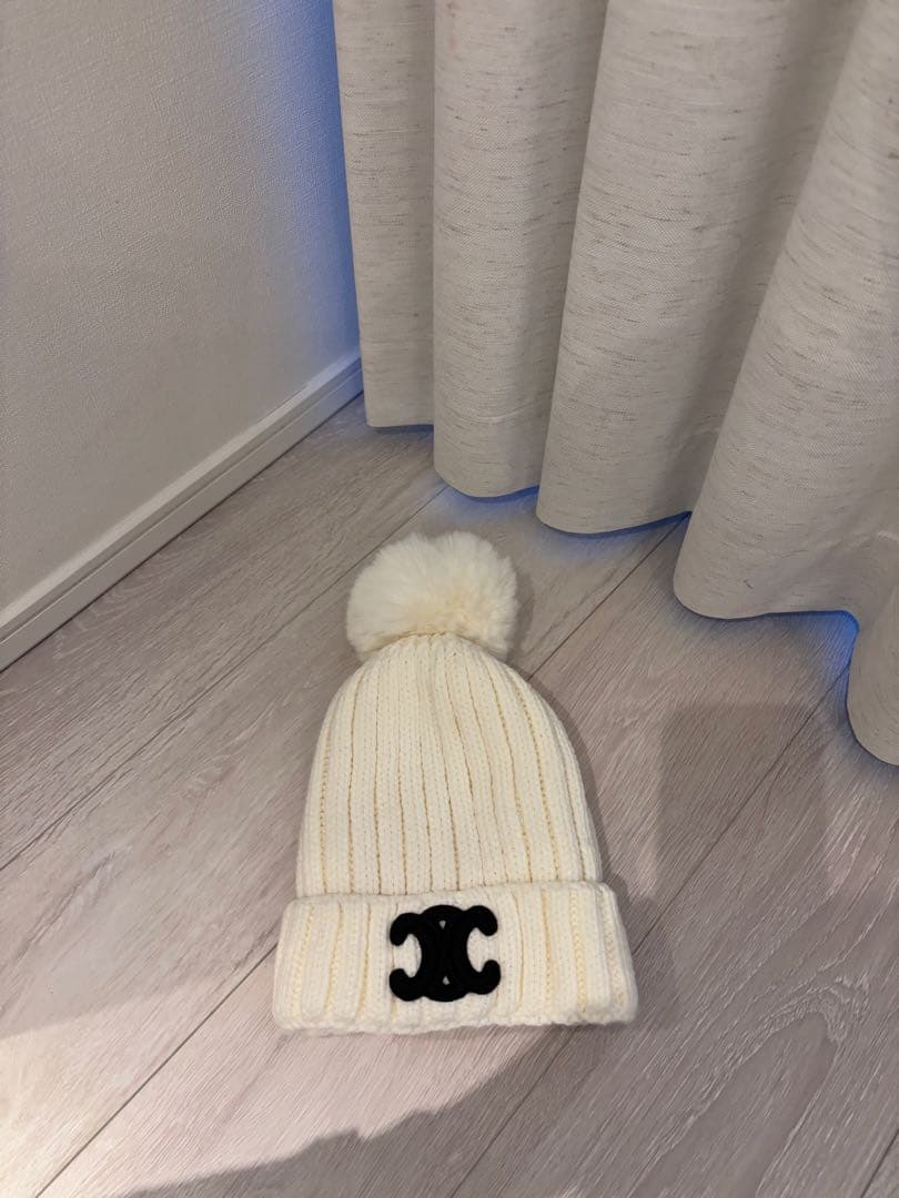 CELINE アイボリー ポンポン付きニット帽