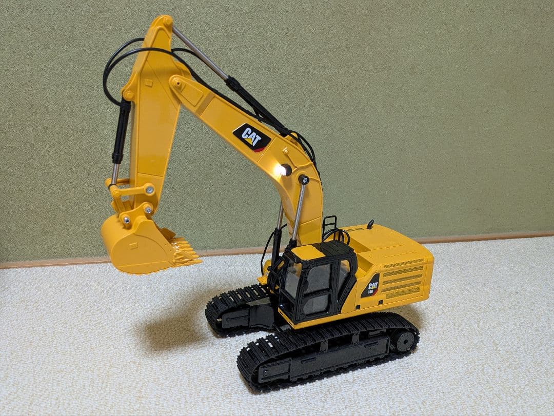 【美品】京商1/24RC　CATラジコンショベルカーユンボ 建設機械予備充電池付