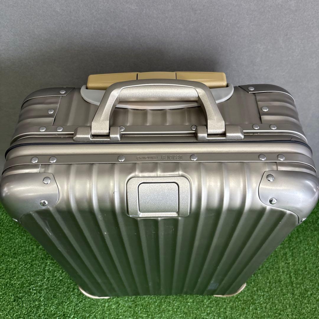 リモワ トパーズチタニウム（2輪）機内持ち込み35L