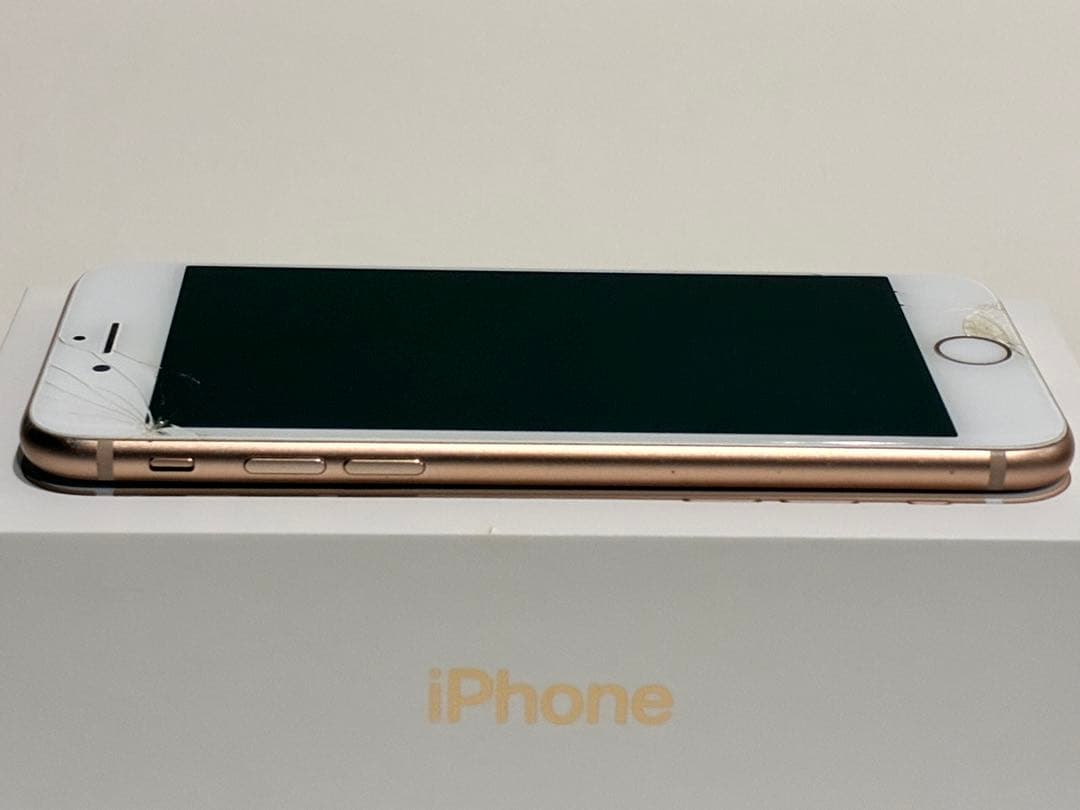 iPhone8 64GBゴールド 、画面、背面にひびあり