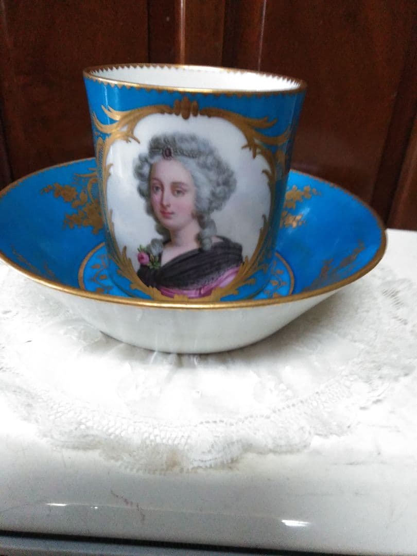 アンティーク　貴族の肖像画のカップ、ソーサー1客
