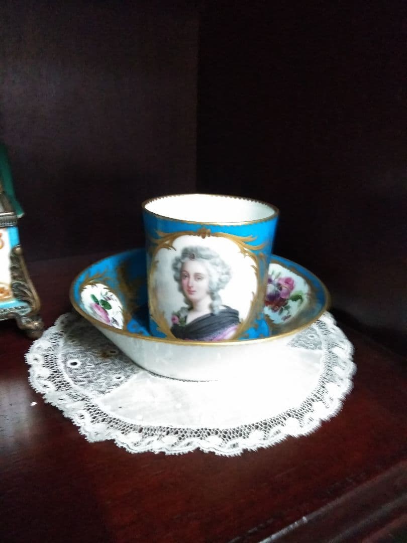 アンティーク　貴族の肖像画のカップ、ソーサー1客