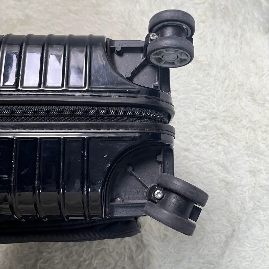 リモワ　サルサデラックス　ハイブリッド　35L　4輪　キャリーケース　機内持込