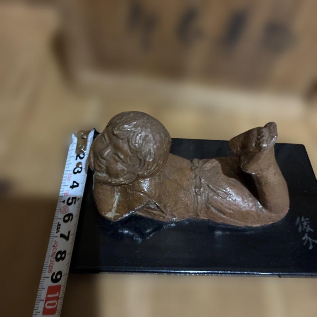 彫刻家 上條俊介作 ブロンズ製　ものぐさ太 郎像 漆板