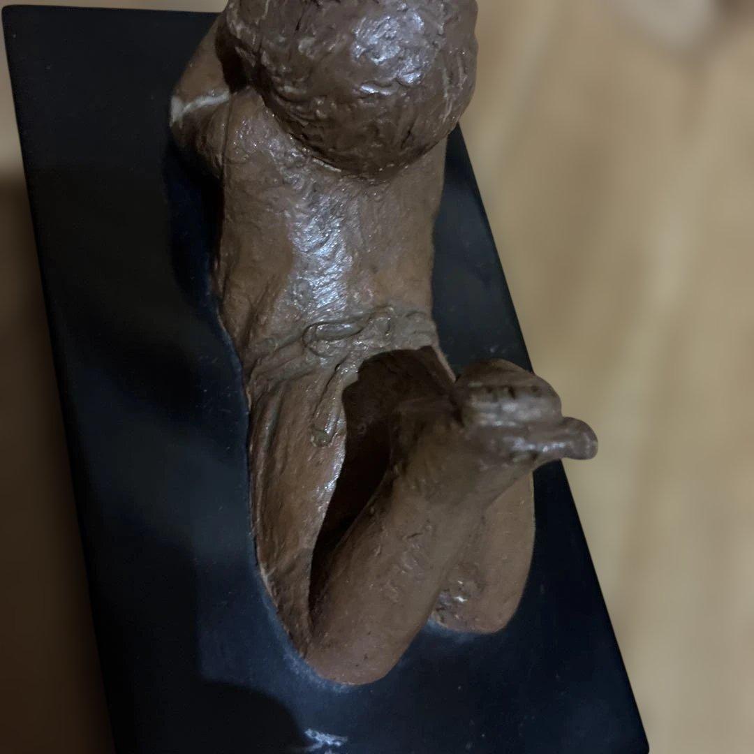 彫刻家 上條俊介作 ブロンズ製　ものぐさ太 郎像 漆板