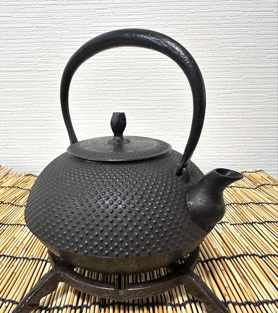 未使用品、供箱付　南部藤枝工房　藤枝 昌行作　１２型アラレ　南部鉄瓶　南部鉄器