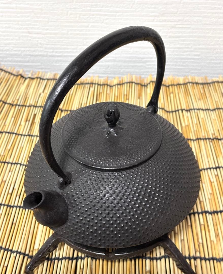 未使用品、供箱付　南部藤枝工房　藤枝 昌行作　１２型アラレ　南部鉄瓶　南部鉄器