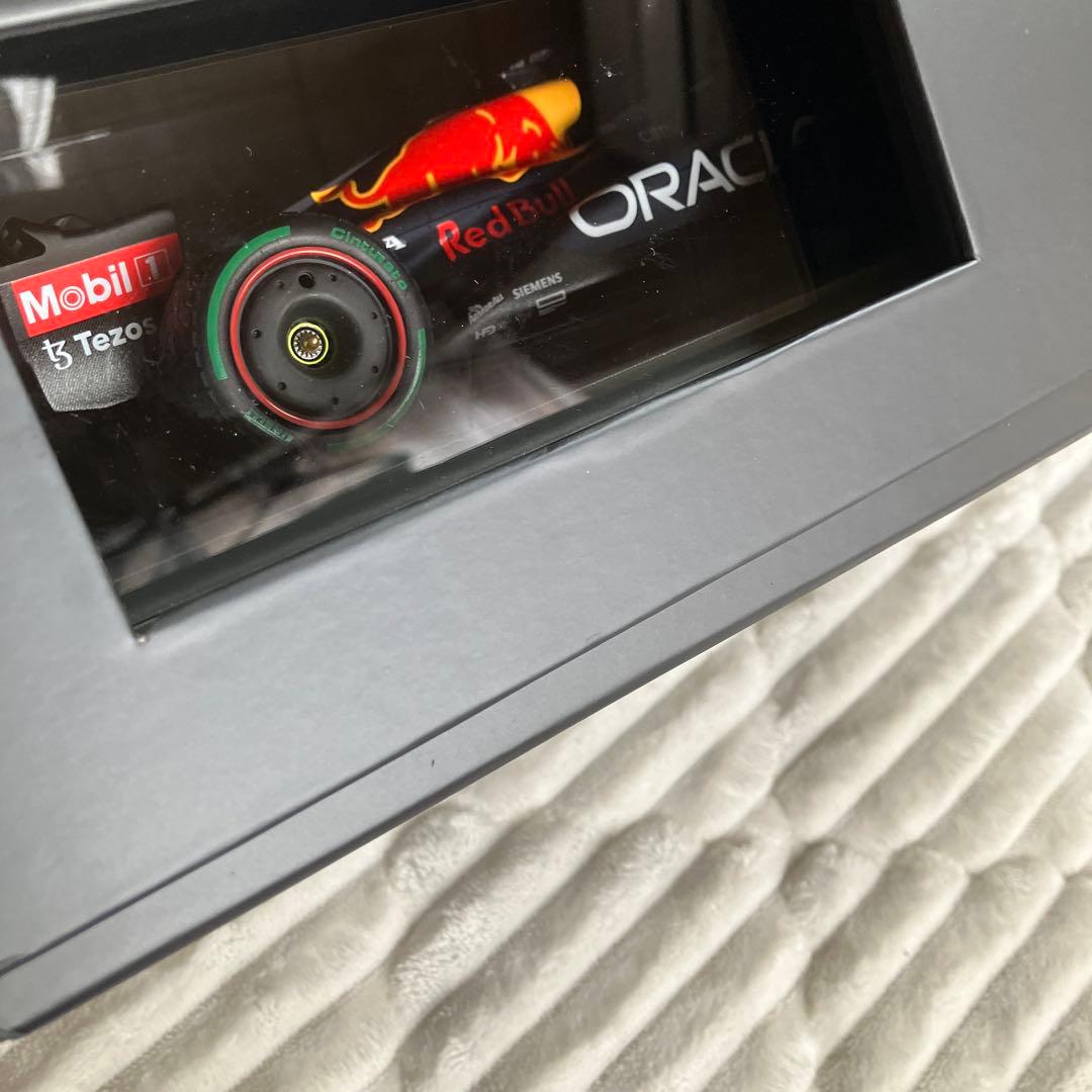 Oracle Red Bull Racing RB18 ミニカー 1/18