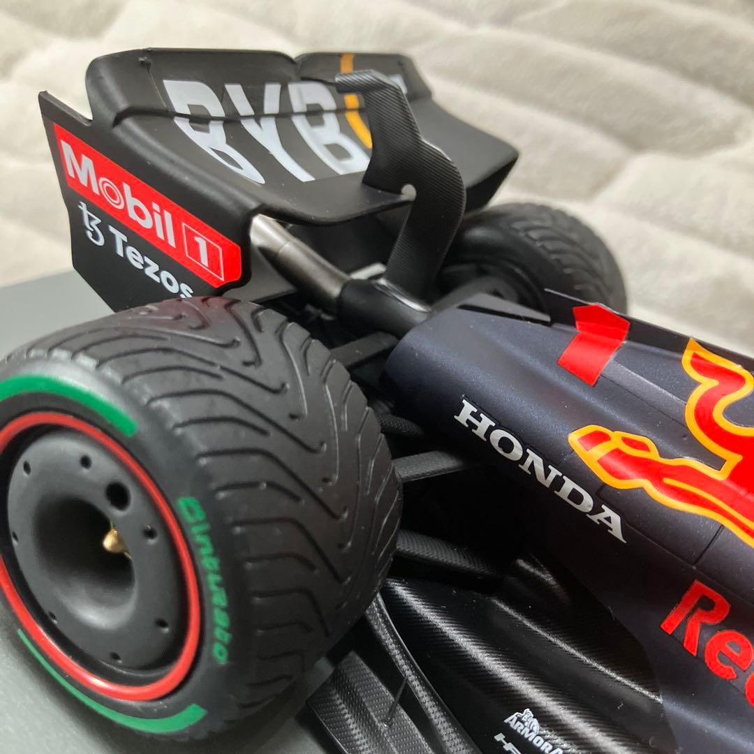 Oracle Red Bull Racing RB18 ミニカー 1/18