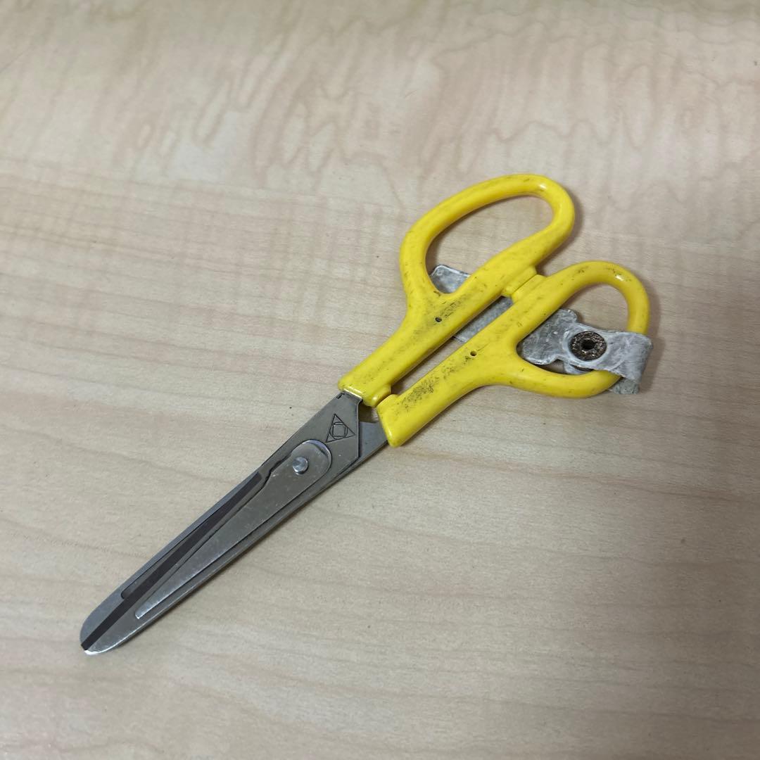 使い古された幼稚園のはさみ