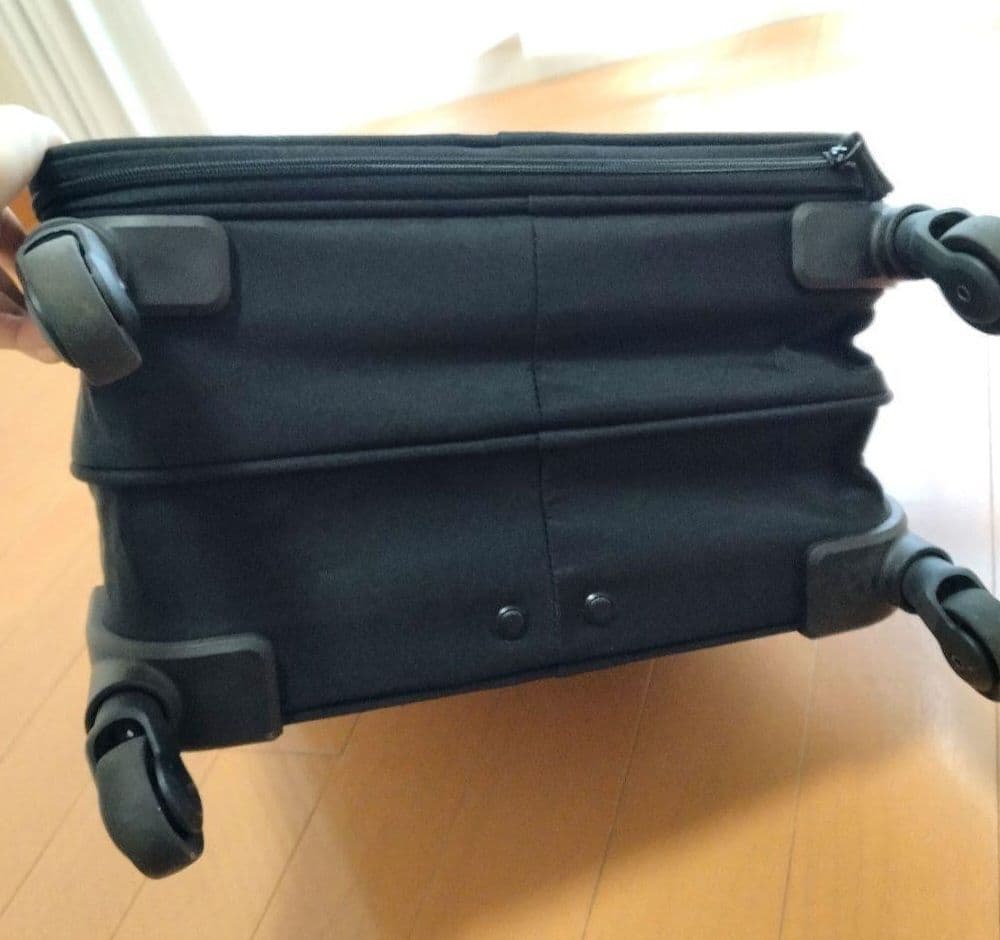 【タグ説明書カギ付き】半分の厚みで収納できるソフトキャリーケースS 36L 黒