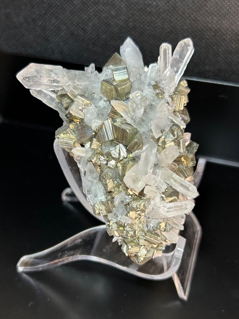 残り1点品‼️高品質✨パイライトとクリスタル共生　　　クラスター透明台座付き