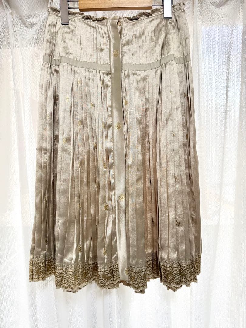【人気】PRADA プラダ プリーツスカート ベージュ ゴールド刺繍42サイズ