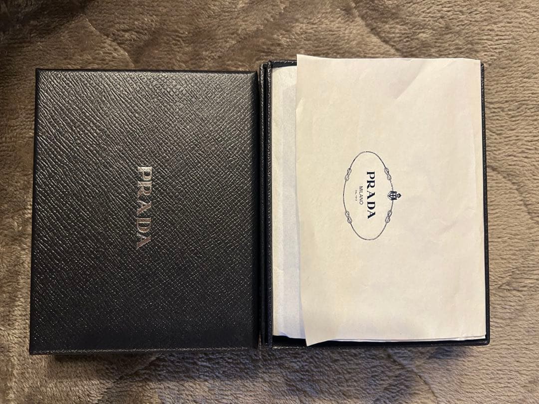 現行 美品　プラダ PRADA 二つ折り財布 サフィアーノレザー 三角ロゴ 水色