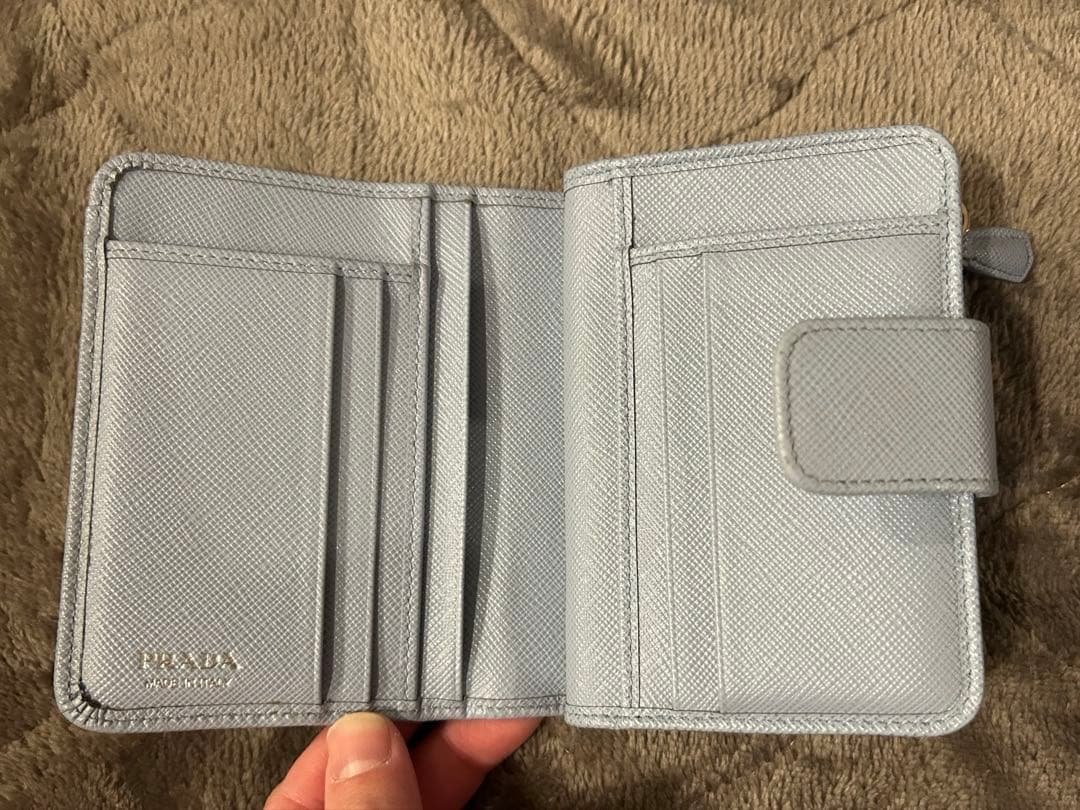 現行 美品　プラダ PRADA 二つ折り財布 サフィアーノレザー 三角ロゴ 水色