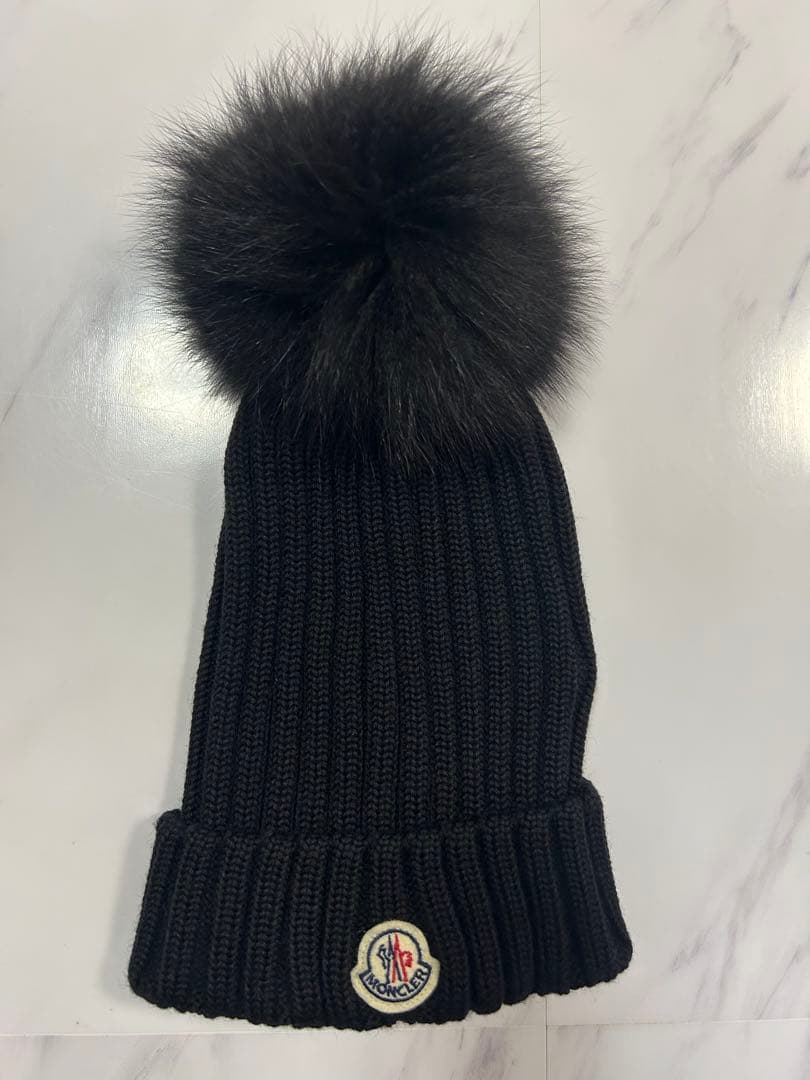 MONCLER ブラックニット帽 ファー付きポンポン(レディース)
