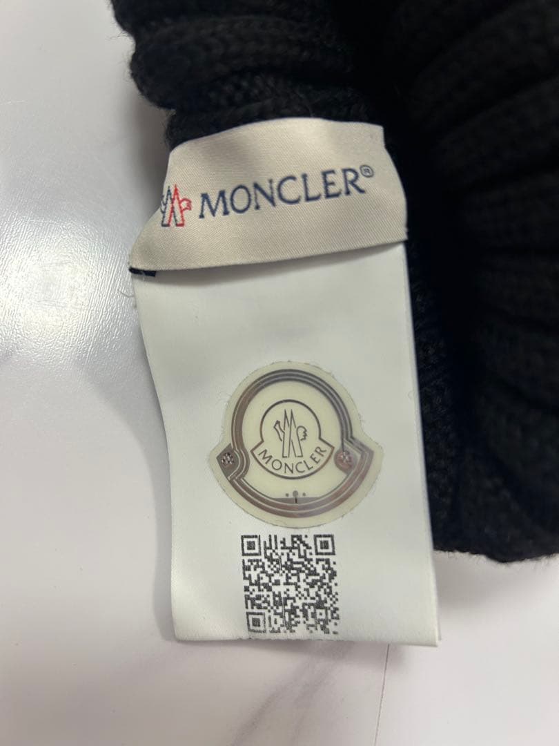 MONCLER ブラックニット帽 ファー付きポンポン(レディース)