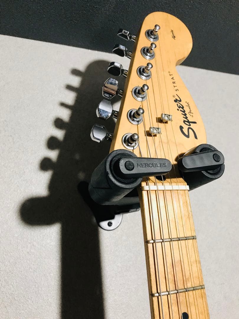 値下げ‼️超レア‼️ブラックのSquier ストラトキャスター ハローキティデザイン