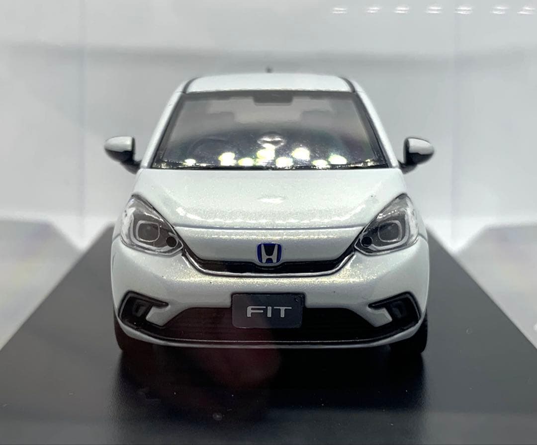 ホンダ　フィット　GR型　サンライトホワイトパール　カラーサンプル　1/43