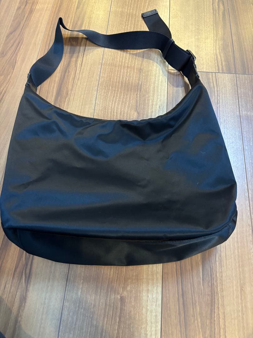 ラシット　ラウンドショルダーバッグ　ナイロン